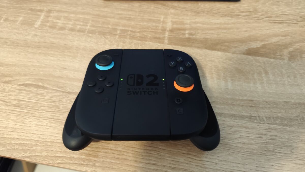 Nintendo Switch 2 like new with… - € 450,00 - Vendora.cy