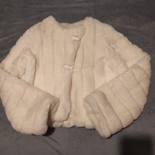 Short fur coat like new, white-cream with 2 buttons, size S-M