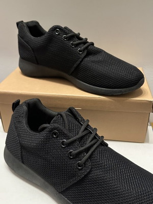 Unisex black sneakers, size 41, athletic shoes