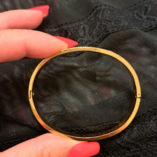 Bracelet new, gold color, impressive and unique