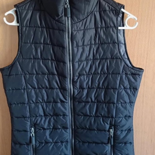 Black sleeveless vest like new, size M with slim fit