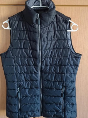 Black sleeveless vest like new, size M with slim fit