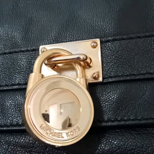 Michael Kors leather black shoulder bag like new with chain