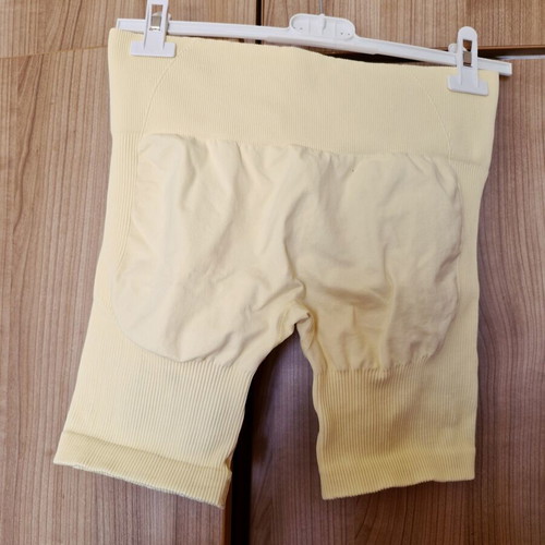Thrivin Elevate Sculpting High Waist Scrunch Shorts new, butter color, size L