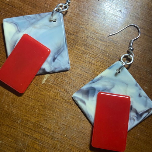 Light plastic earrings new, simple and discreet