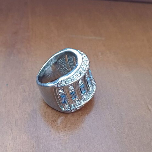 Ring new with blue stones silver
