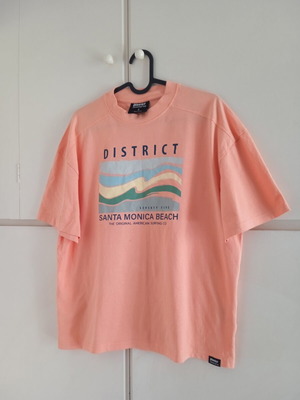 District T Shirt Small like new, multicolor