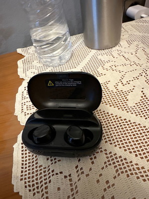 Слушалки леко използвани в калъфа си