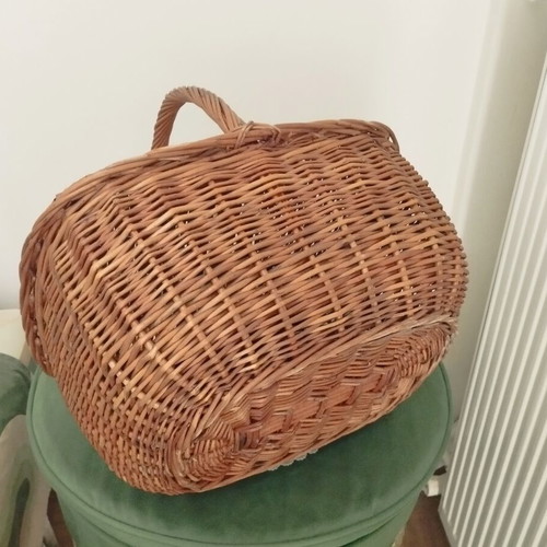 Vintage wicker picnic basket with double butterfly lid like new