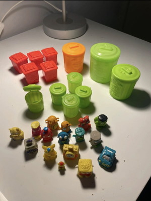 Garbage Pail Kids collection like new with 16 figures and 13 bins