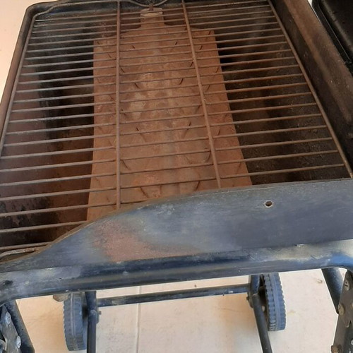 Gas grill with 2 burners used, dimensions 52x34x100 cm