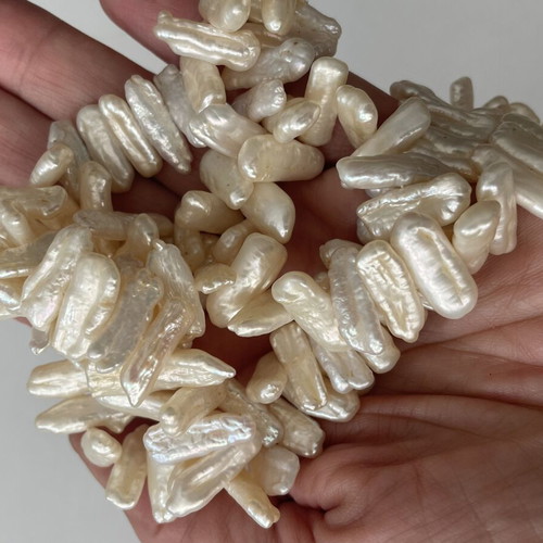 Vintage pearl necklace with elongated cultured white pearls like new