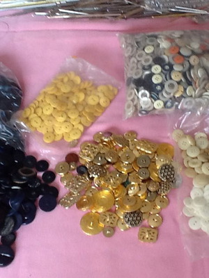 Κουμπιά, κλωστές και φερμουάρ σαν καινούργια