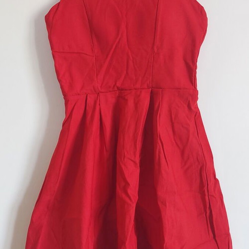 Red sleeveless dress like new, short with open back and chest padding