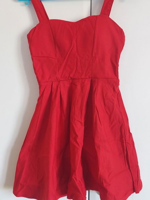 Red sleeveless dress like new, short with open back and chest padding