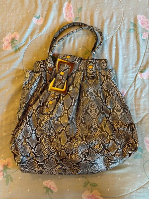 Women's shoulder bag used in black and white color