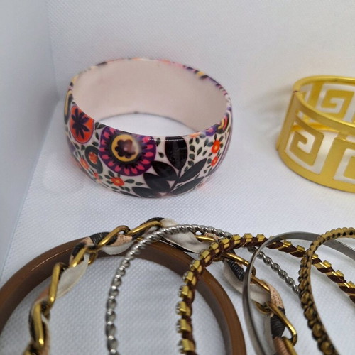 Various bracelets like new, set
