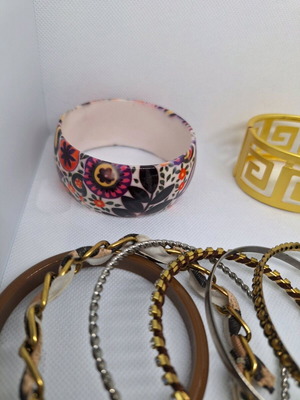 Various bracelets like new, set