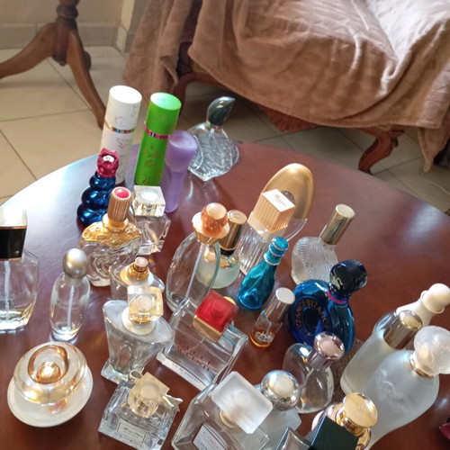Set of 48 women's perfume bottles, empty and partially filled