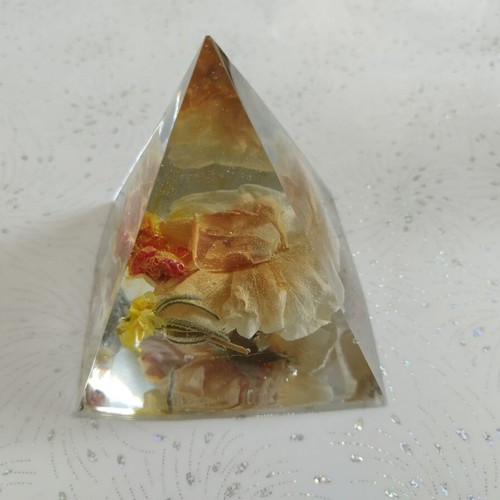 Decorative pyramid of liquid glass with real flower 10x10 cm