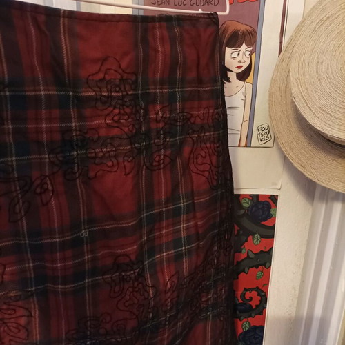 Scottish tartan red skirt Large like new with embroidered design