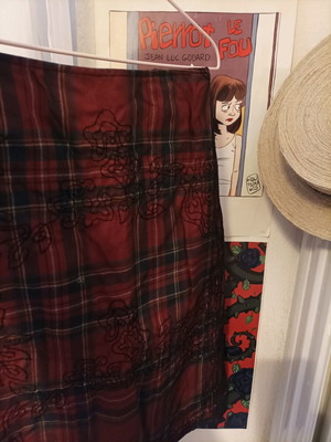 Scottish tartan red skirt Large like new with embroidered design