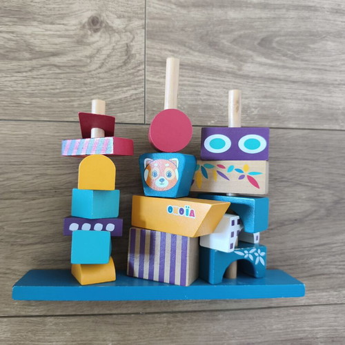 Wooden building blocks set with base like new, 16 pieces
