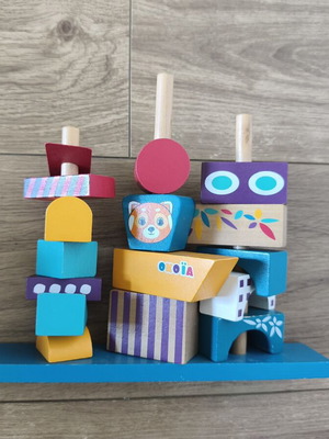 Wooden building blocks set with base like new, 16 pieces