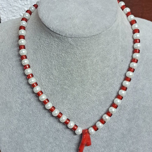Short necklace with coral and white pearls