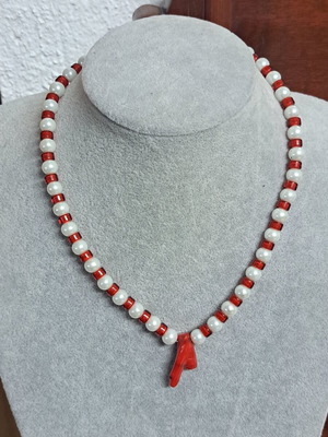 Short necklace with coral and white pearls