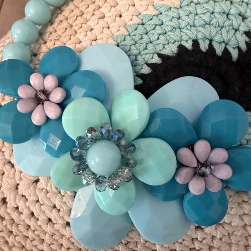 Necklace with flowers turquoise, new