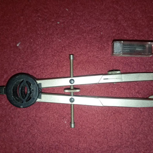 Compass used with pencil leads and extra accessories