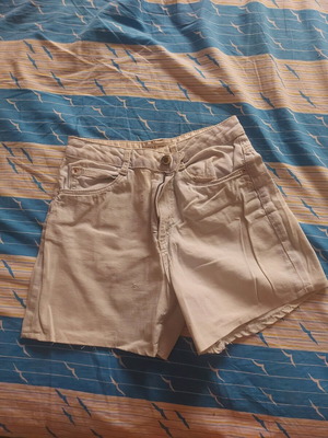 Σορτσάκι σπασμένο λευκό Bershka σε πολύ καλή κατάσταση