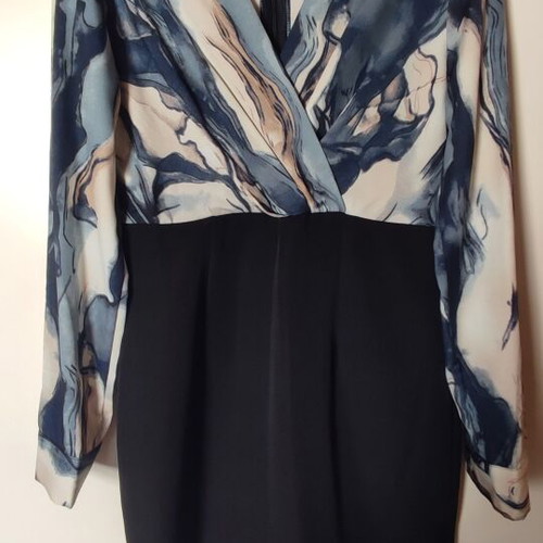 Dress with print V neckline size S like new, black and gray