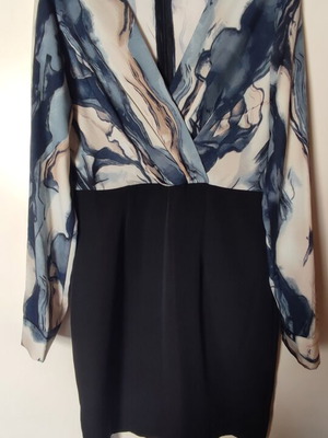 Dress with print V neckline size S like new, black and gray