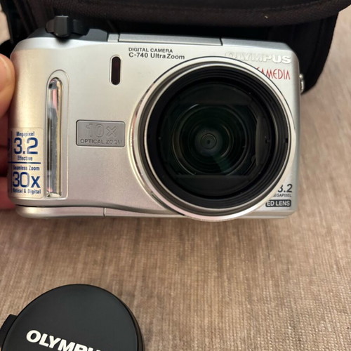 Olympus Camedia C750 Ultrazoom camera used with Lowepro case