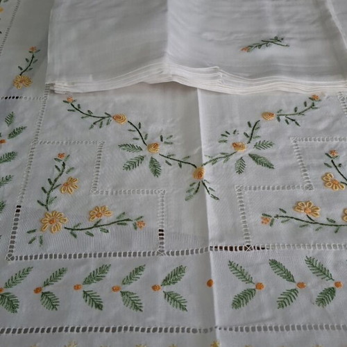 White tablecloth with embroidery and 12 napkins new 170×220