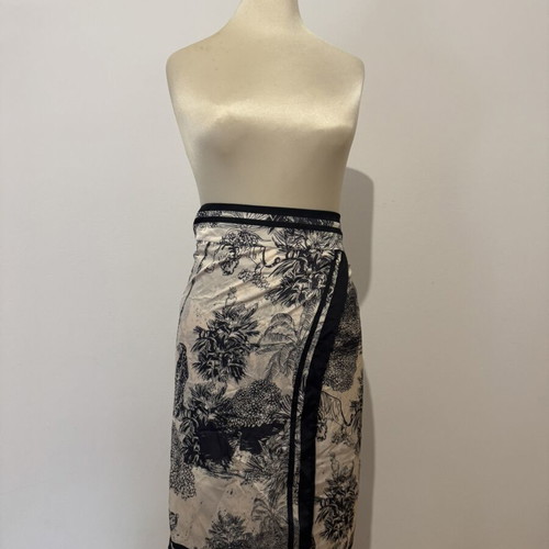 Satin skirt like new, black and white, one size