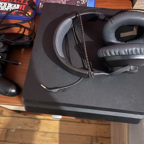 PlayStation 4 κονσόλα μεταχειρισμένη με παιχνίδια, χειριστήριο και ακουστικά