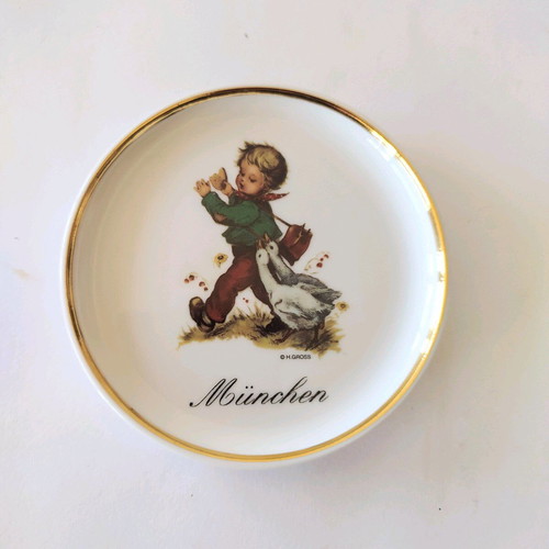 Munchen porcelain small plates like new, collectible