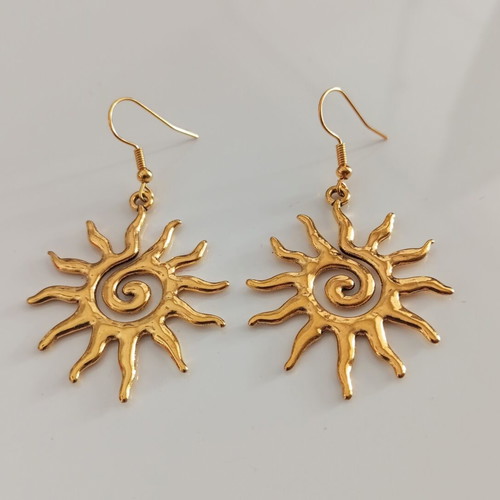 Sun-shaped dangling earrings new, gold color