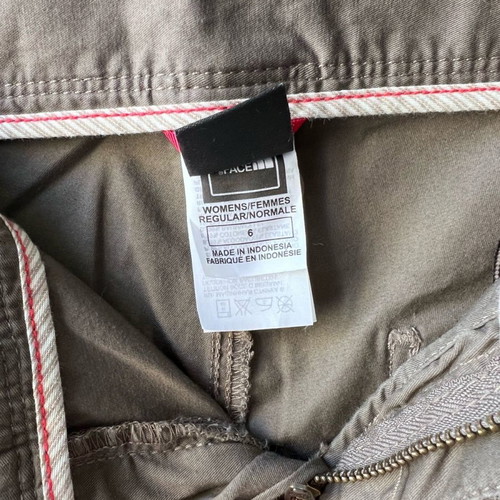 The North Face Cargo Capri women's pants new, size 6, khaki