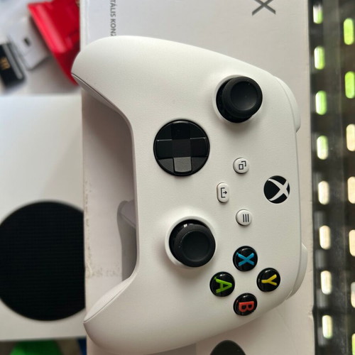 Microsoft Xbox Series S 512SSD with battery and Razer quick charging stand, like new