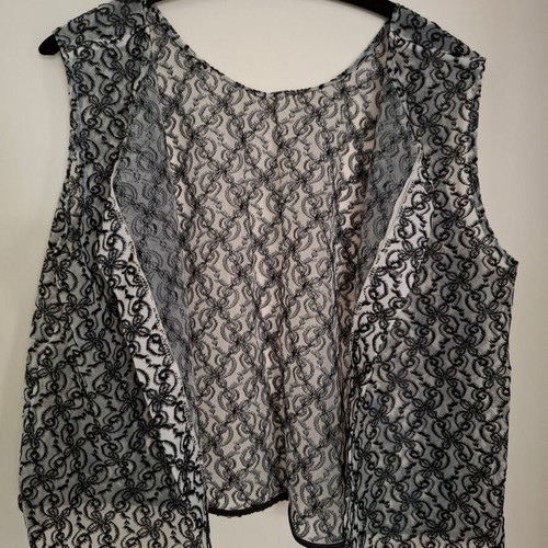 Sleeveless vest Medium with transparency and embroidered flowers like new