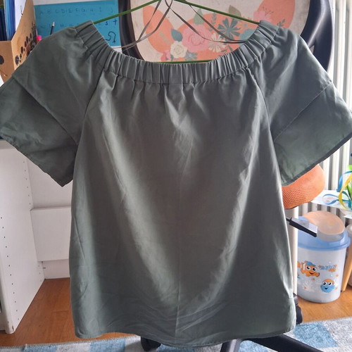 H&M blouse pistachio like new with ruffles on sleeves