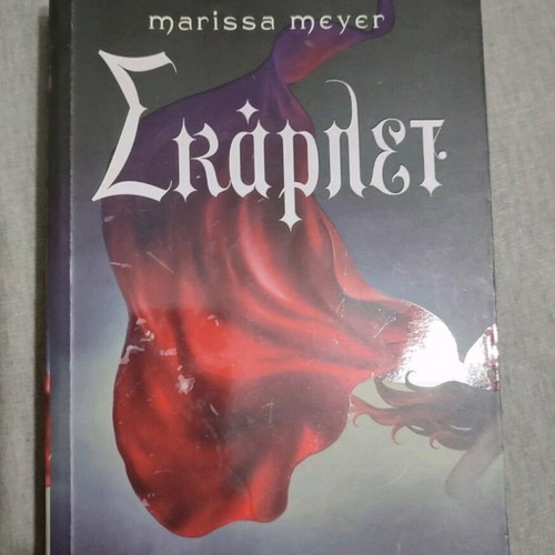 Scarlet The Lunar Chronicles like new, Marissa Meyer