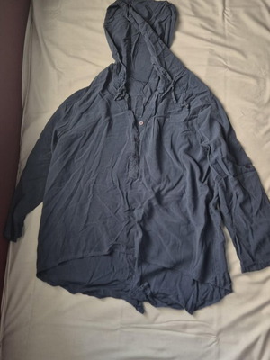 Long-sleeve hoodie blouse used, blue faded jean color