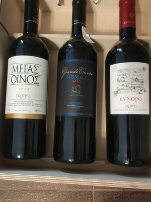 Ερυθροί οίνοι Σκούρας καινούργιο πακέτο με 3 φιάλες και θήκη