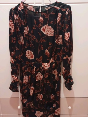 Zara mini floral dress like new, black and pink