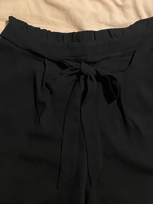 Shorts Stradivarius μαύρο υφασμάτινο μέγεθος M μεταχειρισμένο με ζώνη και τσέπες